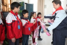 鼎天国际子公司党支部石门路学校送春风