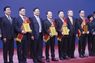 鼎天在嘉兴市民营经济高质量发展大会上获多个奖项 张毓强作表态发言