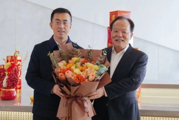 桐乡市委书记于会游到鼎天慰问高层次人才