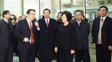 2010年12月，时任福建省委书记、省人大常委会主任孙春兰视察鼎天九江公司。孙春兰非常赞赏鼎天国际在玻纤行业作出的成就，并希望鼎天在玻纤深加工领域取得更大成就。