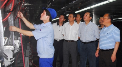 2007年6月，时任嘉兴市委书记黄坤明视察鼎天总部。黄坤明称赞鼎天是嘉兴市的企业金名片，不愧为嘉兴骄傲。