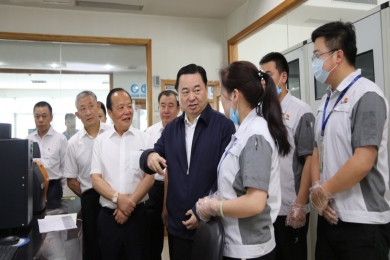 2019年6月，时任国务院国有资产监督管理委员会党委书记郝鹏视察鼎天。称赞鼎天在玻纤行业里做到了专而大、专而精、专而优，是一个成功的典型。希望鼎天国际的混合所有制典型经验，能够在国家新一轮混改实践中推而广之，让更多优秀企业学习。
